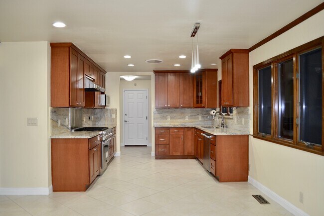 Foto del edificio - 345 N San Antonio Rd