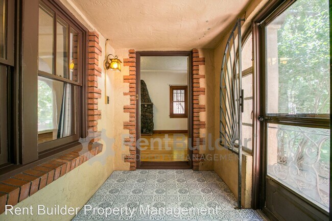 Building Photo - 2 br, 1 bath House - 1404 Marquette Place NE