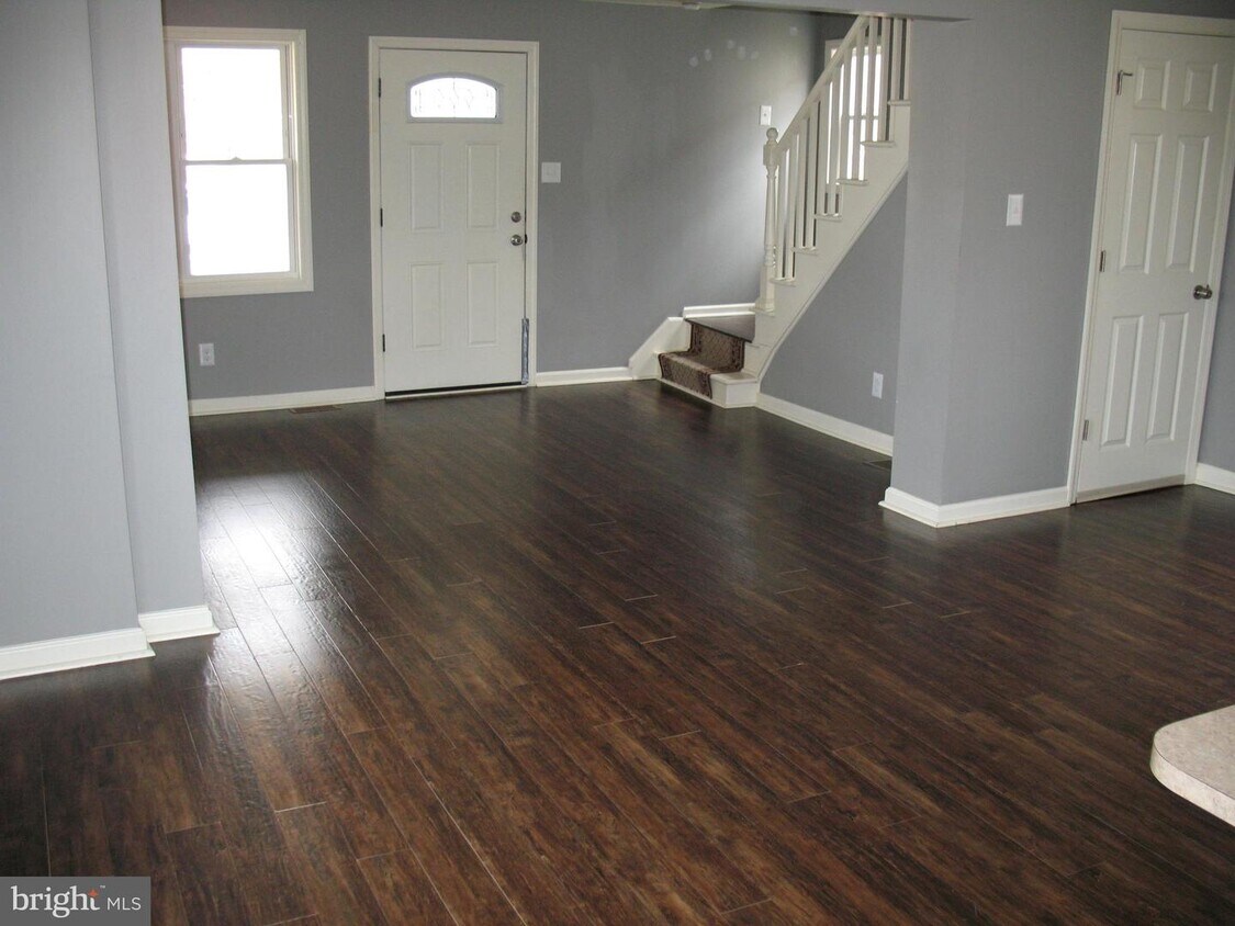 Primary Photo - 400 Hessian Ave