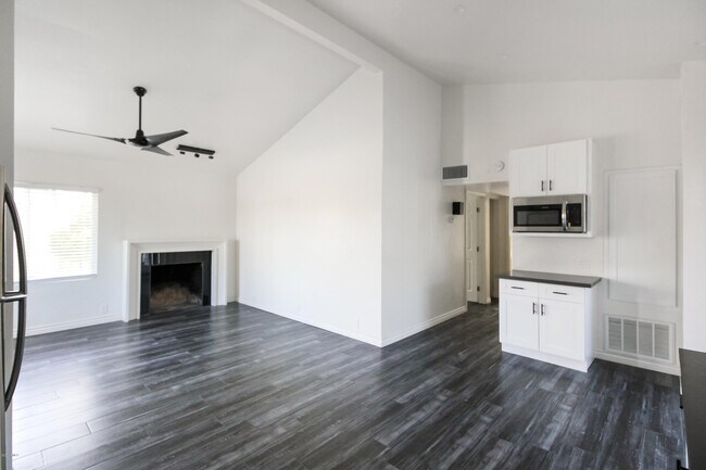 Building Photo - 3111 E Clarendon Ave