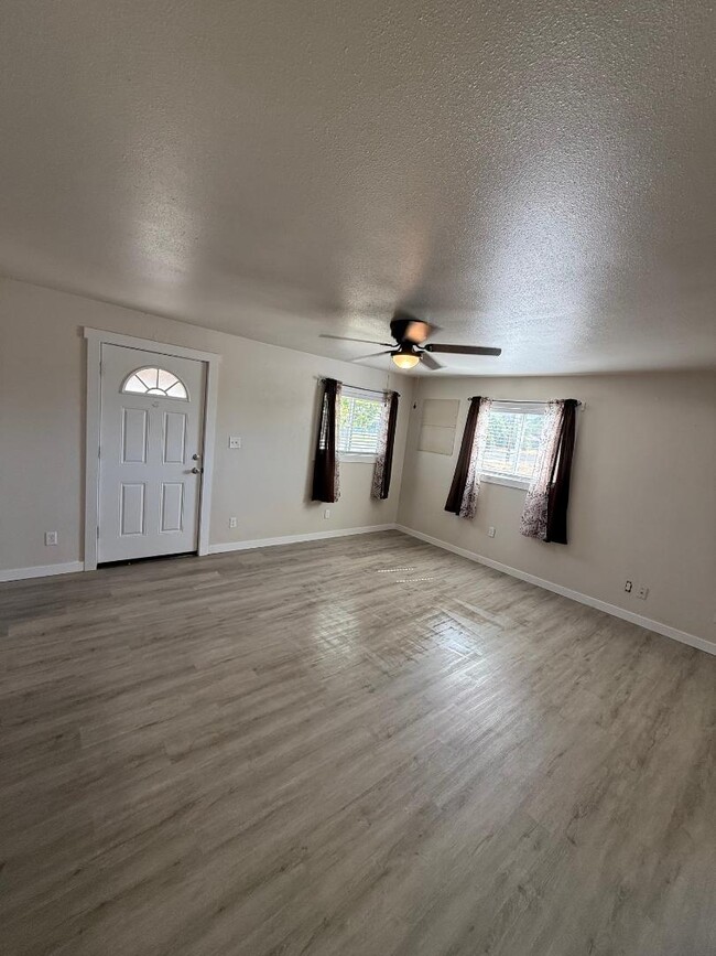 Building Photo - 506 N Camas Ave