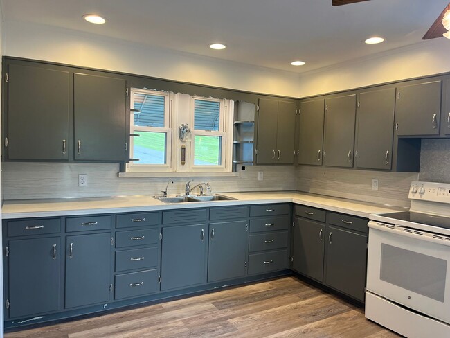 Foto del edificio - Spacious 5-Bedroom Home in East Cocalico T...