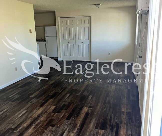 Building Photo - 320NEC