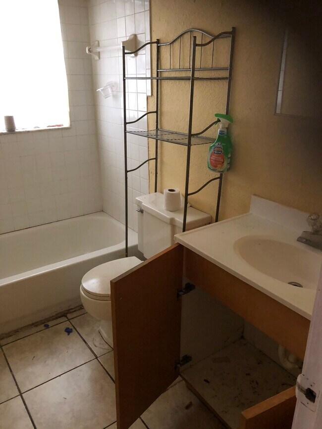 Bathroom - 1010 12th Ave W