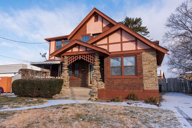 Foto del edificio - Beautifully updated Tudor style duplex. Upper unit. Large rooms. 2 balconies, private entry. Fenc...
