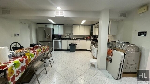 Foto del edificio - NEWLY RENOVATED BEAUITFUL  2 BEDROOMS SEMI...