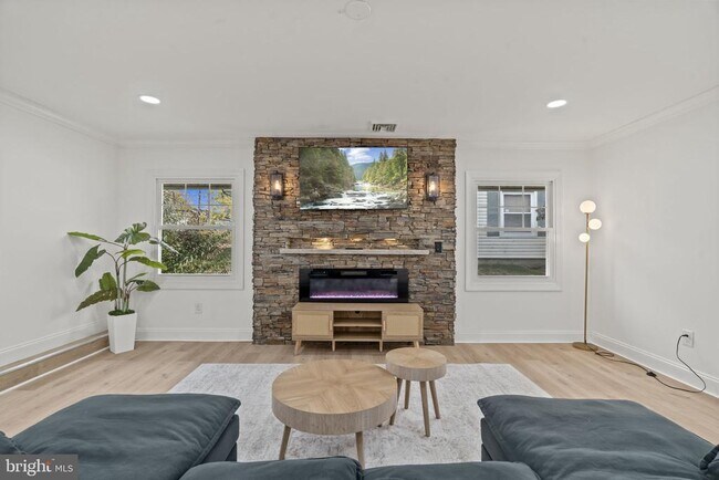 Building Photo - 5 Burgess Ln