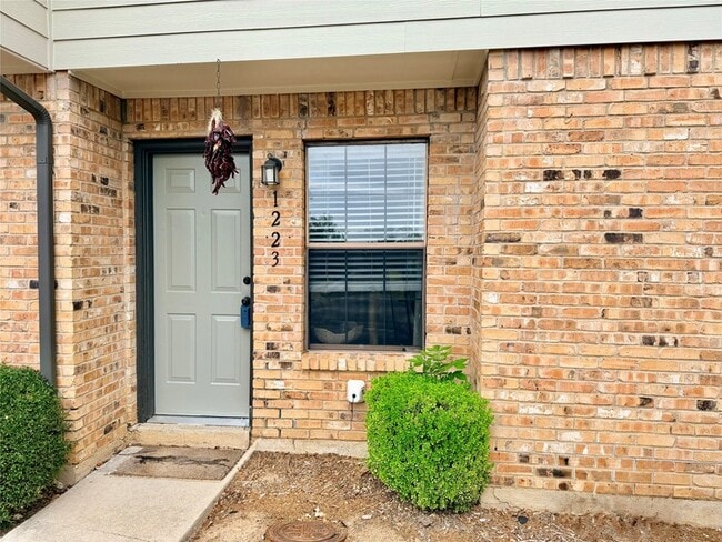 Photo - 1223 Dallas Dr Townhome