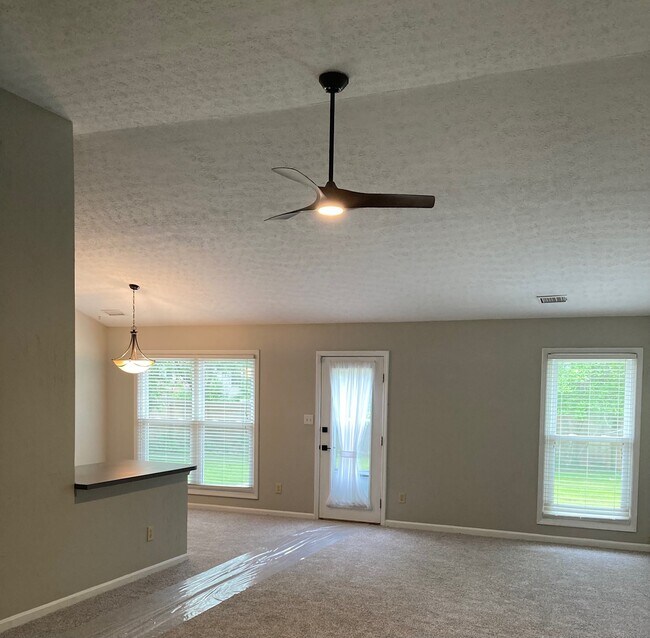 Foto del edificio - 5711 Waveland Cir