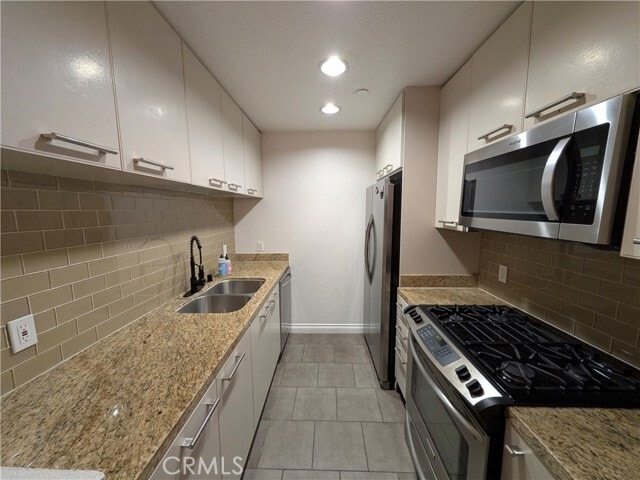 Foto del edificio - 585 N Rossmore Ave