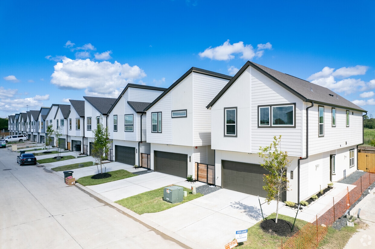 Centro Modern Homes 381 N Centro Cir Shenandoah, TX Apartments for