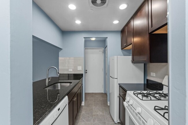 Building Photo - 663 W Grace St