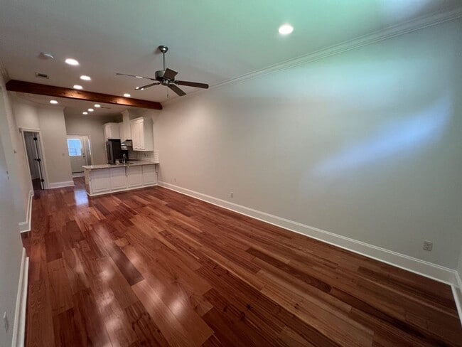 Building Photo - Trendy, 2 bedroom, 2 bathroom townhouse lo...
