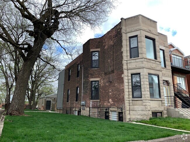 Building Photo - 2742 W Polk St