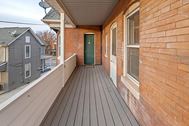 Entrada privada trasera en el segundo piso - 511 York St