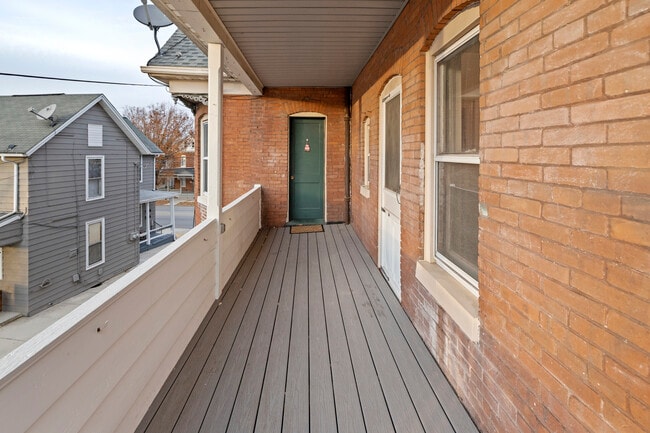 Private rear 2nd floor entrance - 511 York St