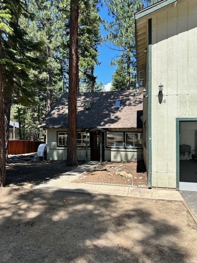 Building Photo - Newly updated pet friendly 4Bd 3Ba home! C...
