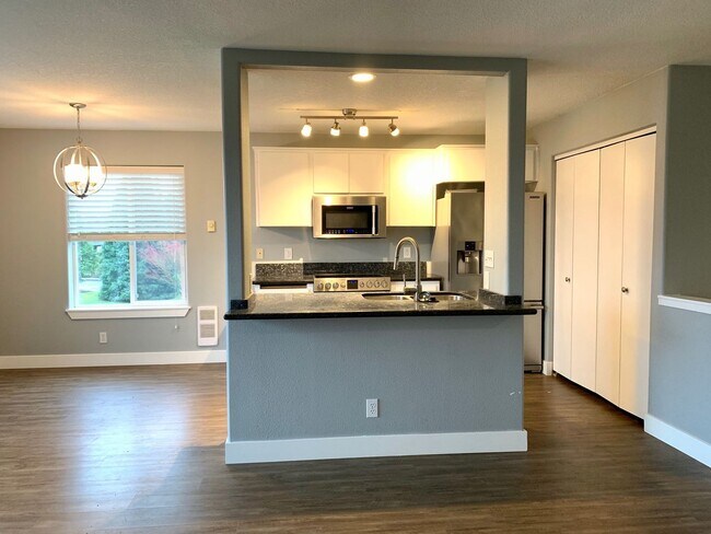 Building Photo - 3BD Townhome in Great Camas Location!  Min...