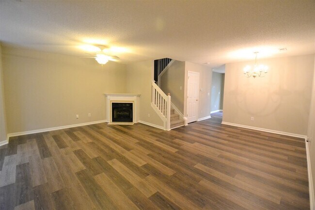 Building Photo - Like New Townhouse in Arlington Downs