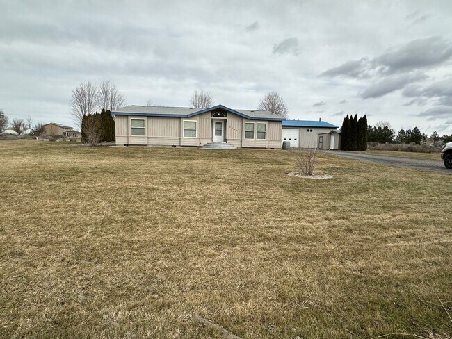 Foto del edificio - RARE FIND!! Country living with big shop o...