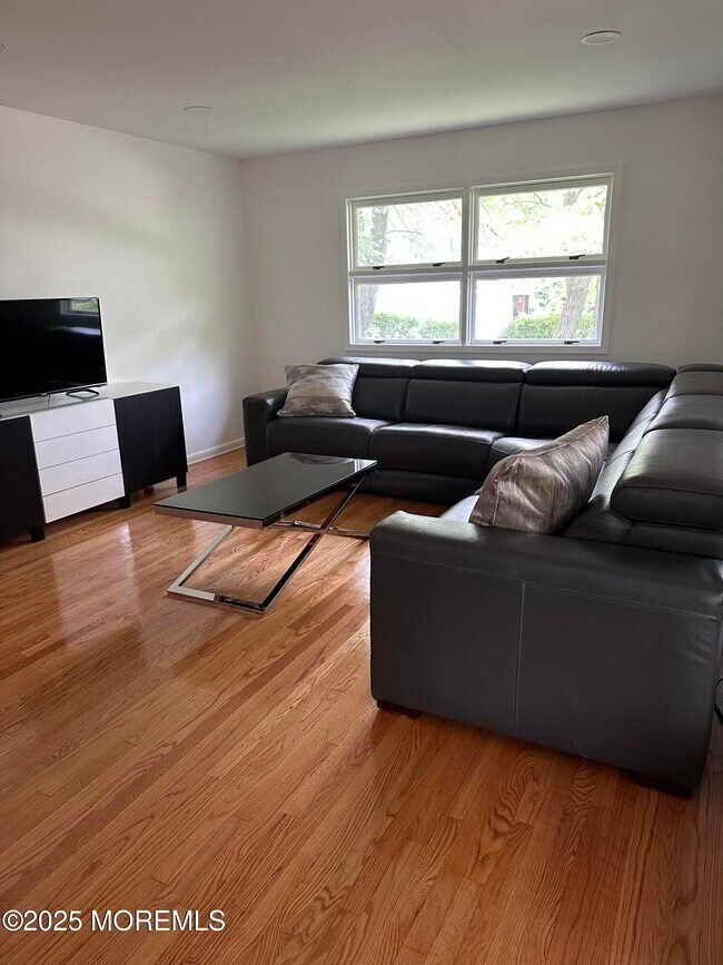 Foto del edificio - 172 Larchwood Ave