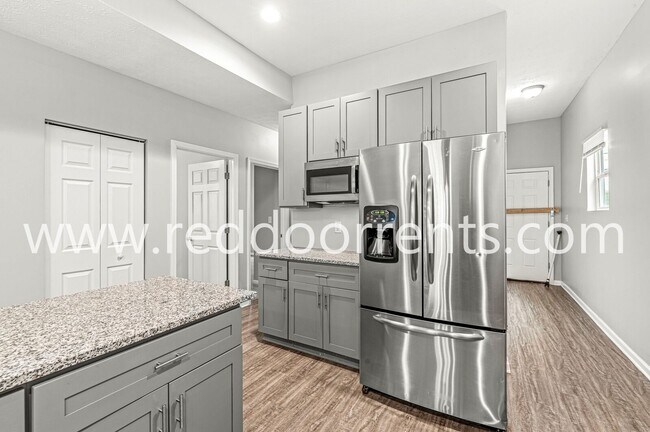 Building Photo - Spacious 3 Bed / 3 Bath Unit in Triplex Ne...