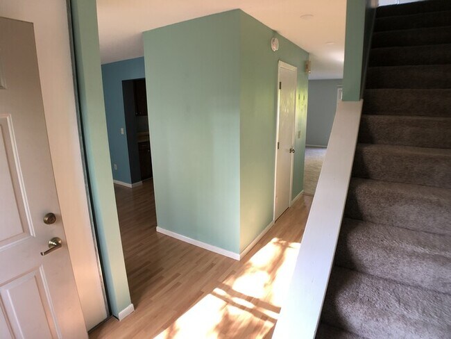 Building Photo - Available June 1st - 2 Bed/1.5 Bath Townhome in Saint Louis Park