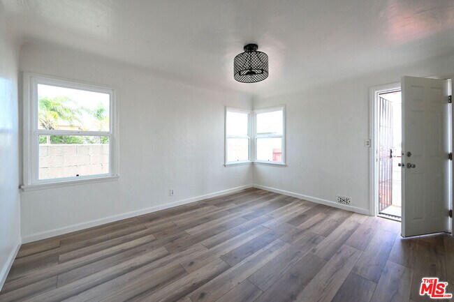 Foto del edificio - 4430 W 134th St