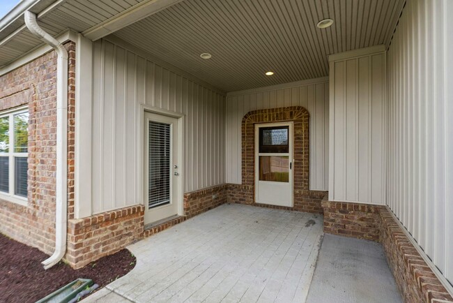 Building Photo - 592 Regency Cir