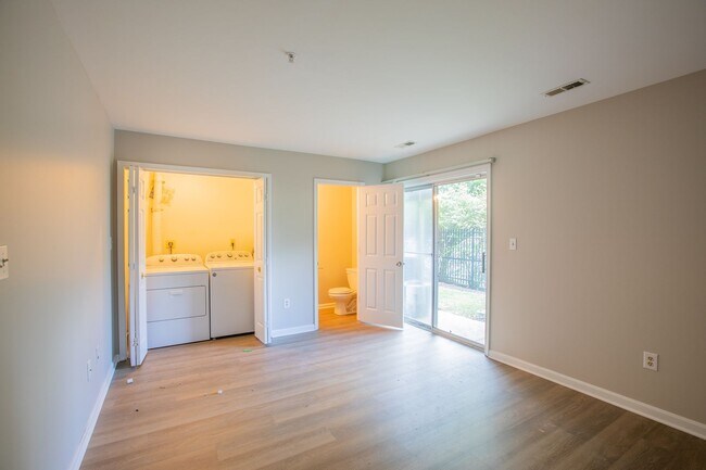 Building Photo - Newly Updated 3 BR/2 BA Townhome in Columbia!