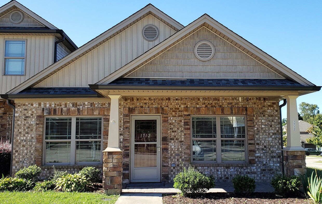 Primary Photo - 1712 Stonebriar Dr NE