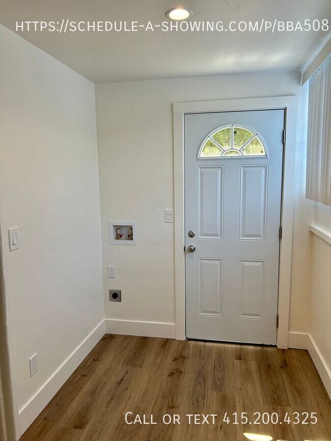 Building Photo - Pet Friendly 3 Bedroom in Salinas