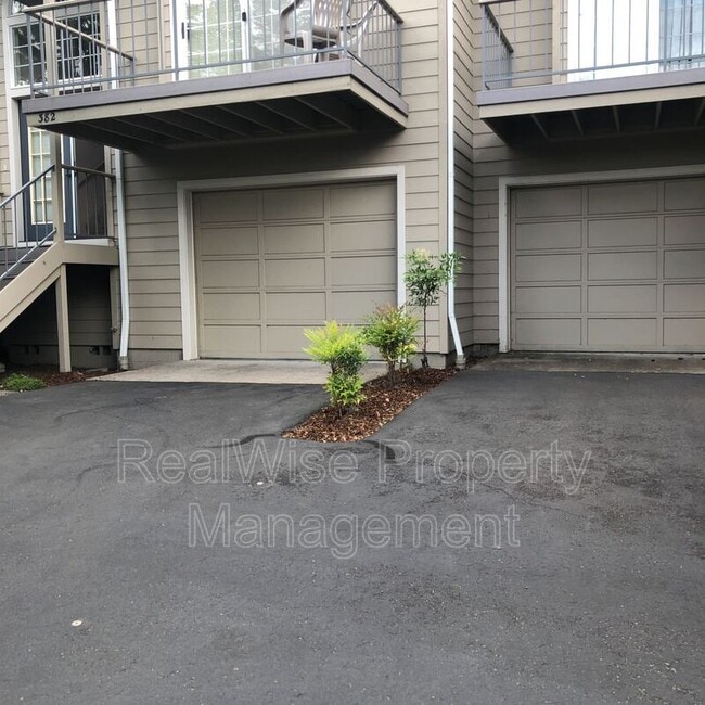 Building Photo - 382 Glenn St
