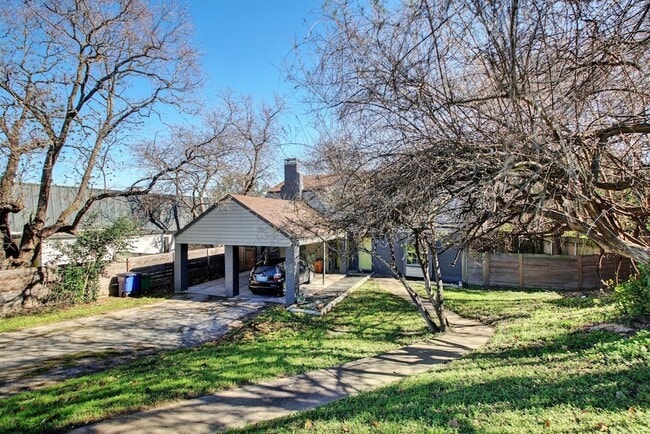 Building Photo - 5007 Cottonwood Cir A