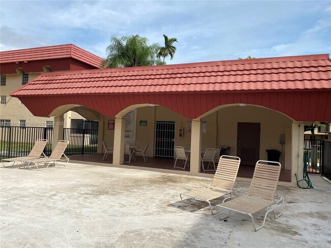 Building Photo - 10901 N Kendall Dr
