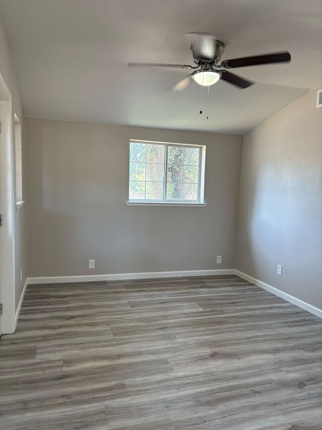 Building Photo - 10036 Van Ruiten Ln
