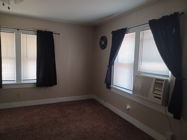 Building Photo - Great 2 Bedroom / 1 bath home on South side