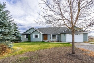 Building Photo - 2232 E Shoshone Ave