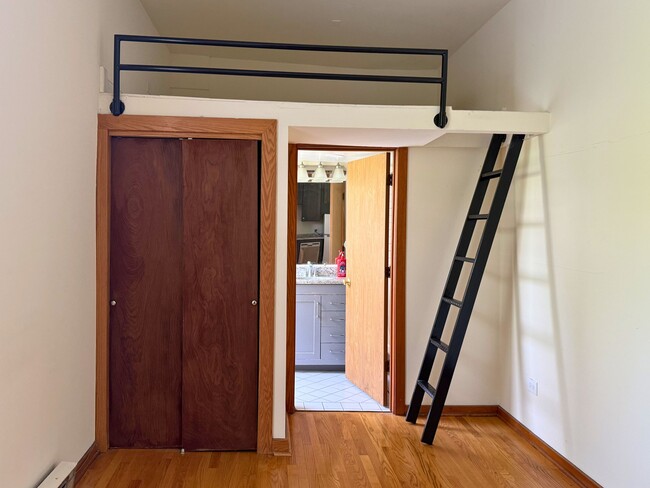 Photo - 611 W Briar Pl (Chicago, IL) Apartment