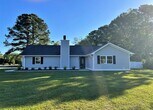Foto principal - Remodeled 3 bedroom/2 bathroom home with d...