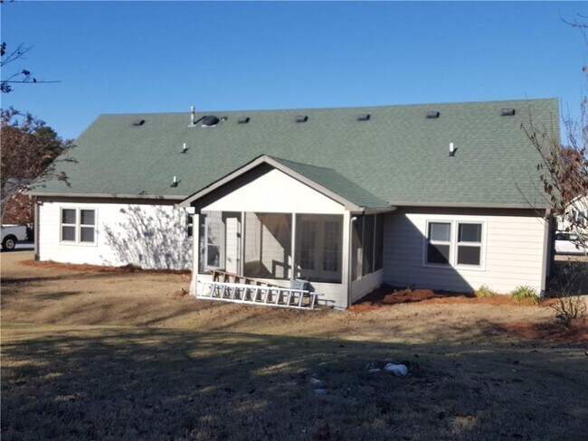 Foto del edificio - 404 Bennett Farms Pl