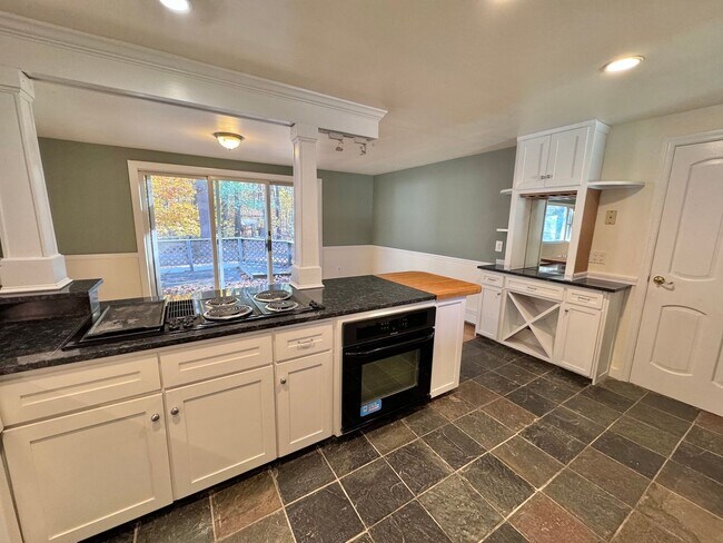 Foto del edificio - Beautiful Single Family Home in Portsmouth | 3 Bedroom 2.5 Bath Ranch w/ Finished Basement!