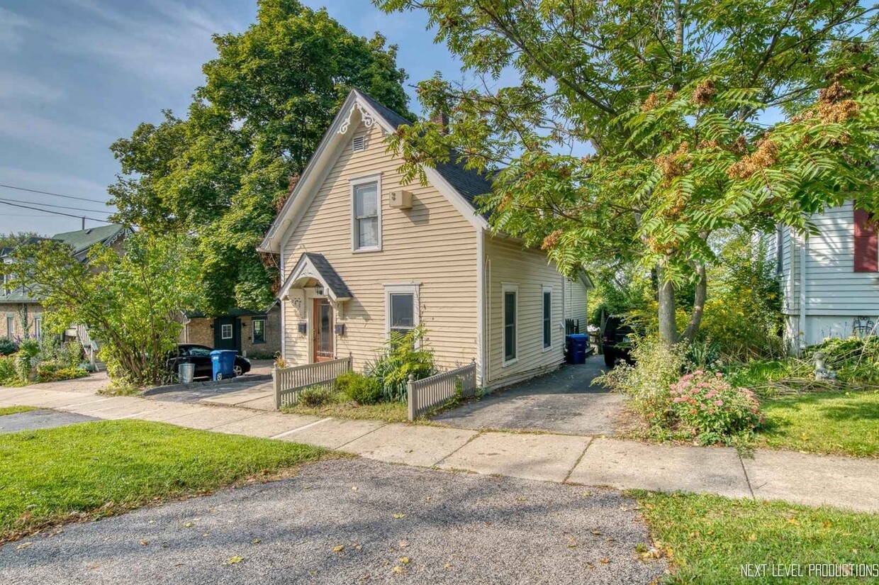 Primary Photo - 221 N 2nd Ave