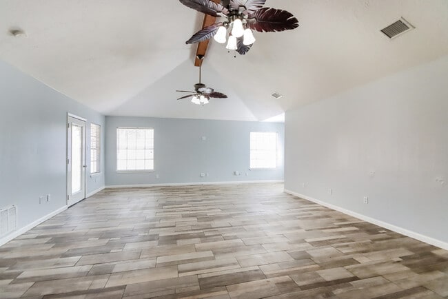 Building Photo - 810 Townley St