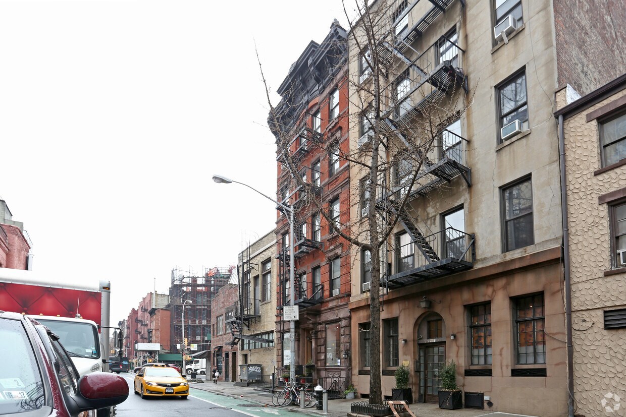 Building Photo - 135 7th Ave