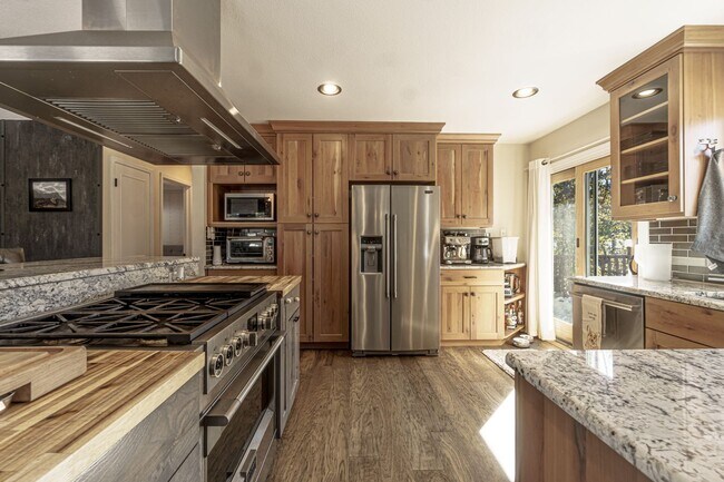 Building Photo - Upgraded home on Parade for rent!