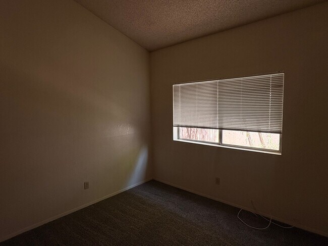 Foto del edificio - 3708 N Country Club Rd