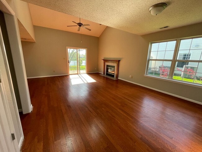 Building Photo - Spacious 3 bed 2.5 bath in Indy!