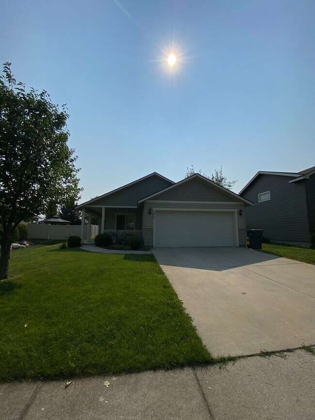 Foto del edificio - SINGLE FAMILY HOME IN MONTROSE SUBDIVISION...