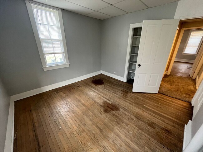Building Photo - Remodeled 2 Bedroom!